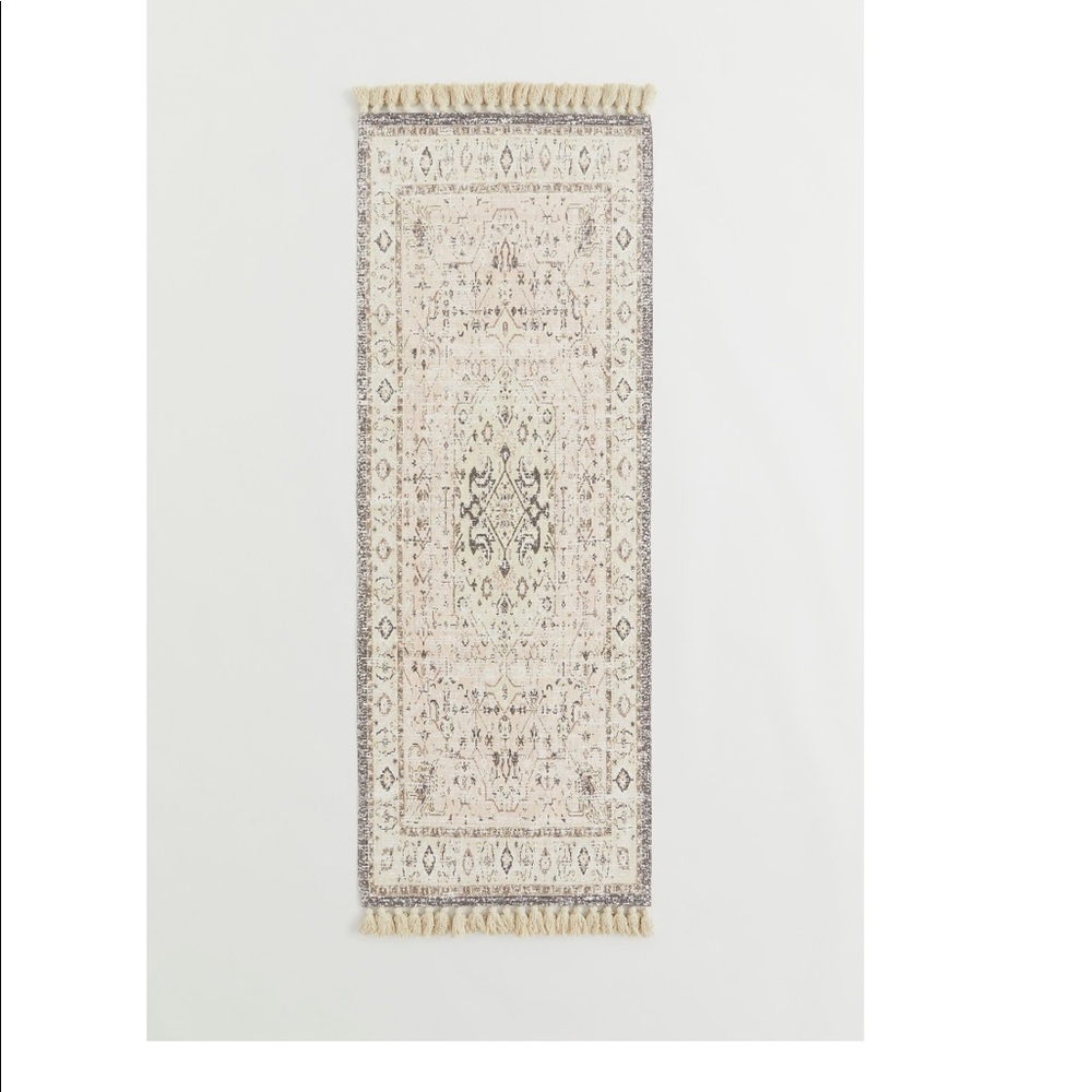H&M PATTERNED LIGHT BEIGE TASSELED RUG NEW